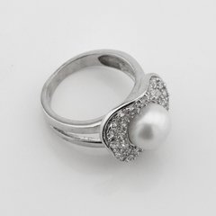 Серебряное кольцо с жемчугом и фианитами K111618, уточнюйте