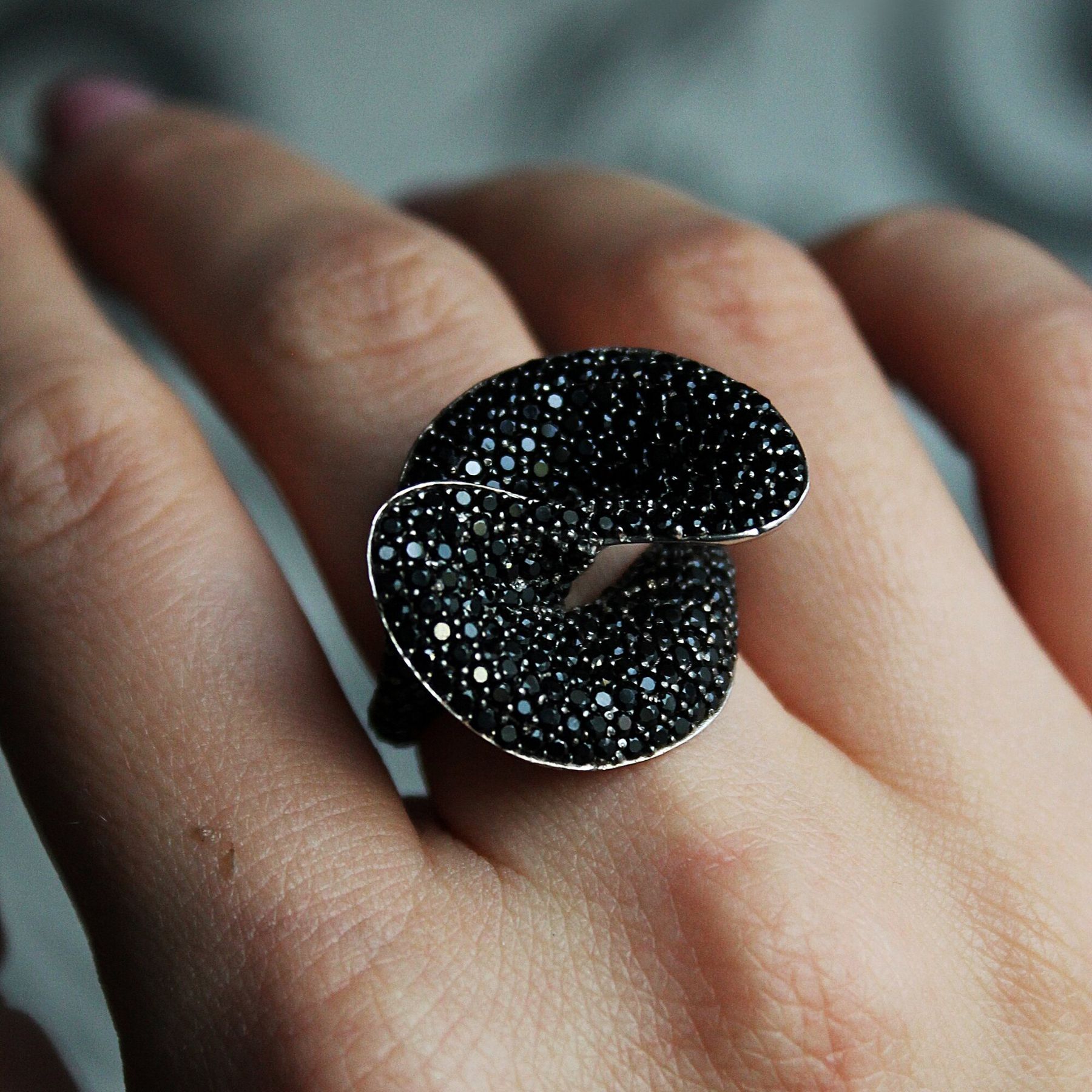 Кольцо с крошкой. Кольцо с черным бриллиантом. Кольцо с россыпью черных бриллиантов. Кольцо с россыпью черных камней.