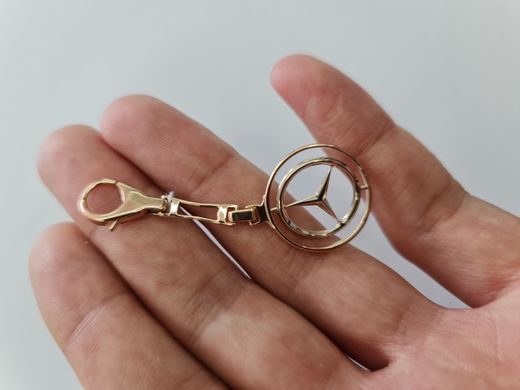 Фото Золотой брелок Mercedes-Benz