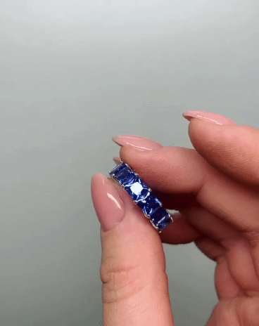 Серебряное кольцо с синими камнями по кругу