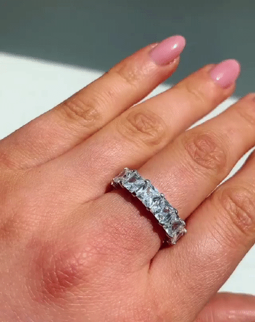 Серебряное кольцо с белыми камнями по всей окружности