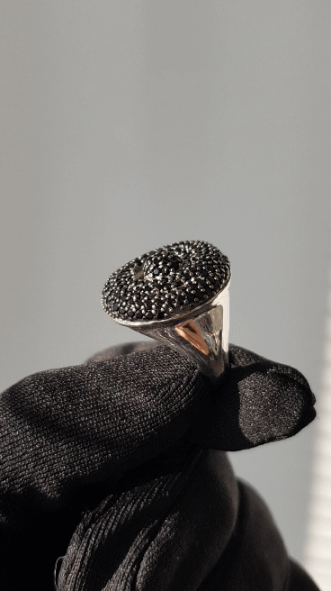 Срібний перстень з чорними каменями