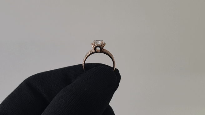 Золотое кольцо для помолвки с искусственными бриллиантами